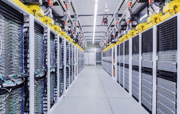 Azure 데이터센터의 H100 서버랙 통로